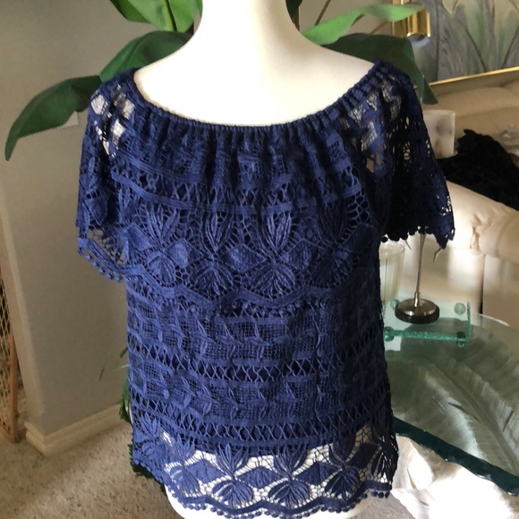 SZ XS NWT NAVY ON OR OFF SHOULDER LACE TOP BODY IS LINED CUTE WITH JEANS - Picture 1 of 8